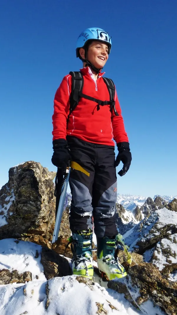 Andrea Murisasco da ragazzino in vetta, con casco e scarponi da sci alpinismo